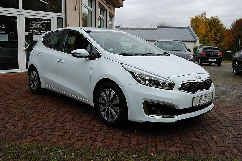Weiß Gebraucht 2017 Kia Ceed Limousine | 10.590 € (Fairer Preis) - Bild 1/4