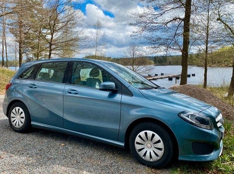 Blau Gebraucht 2014 Mercedes B180 Edition Van / Kleinbus | 13.900 € (Fairer Preis) - Bild 1/4