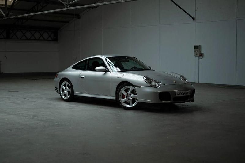 Grau Gebraucht 2002 Porsche 911 Carrera 4S Coupé | 49.900 € (Fairer Preis) - Bild 1/4