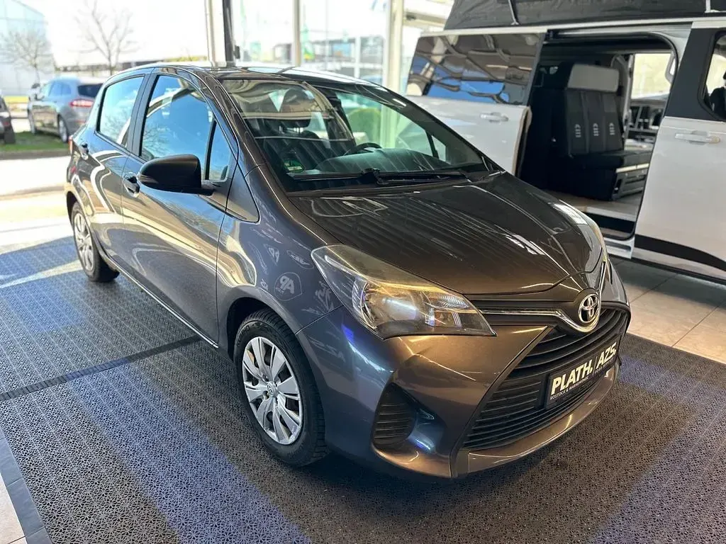 Gebraucht Toyota Yaris Basis 69 PS (50 kW) 2015 Grau Kleinwagen