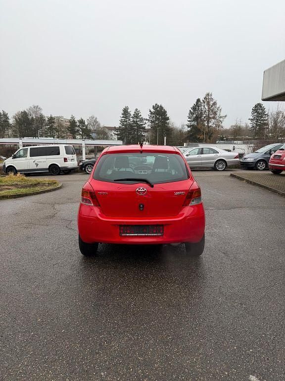 Gebraucht Toyota Yaris Cool 101 PS (74 kW) 2009 Rot Limousine