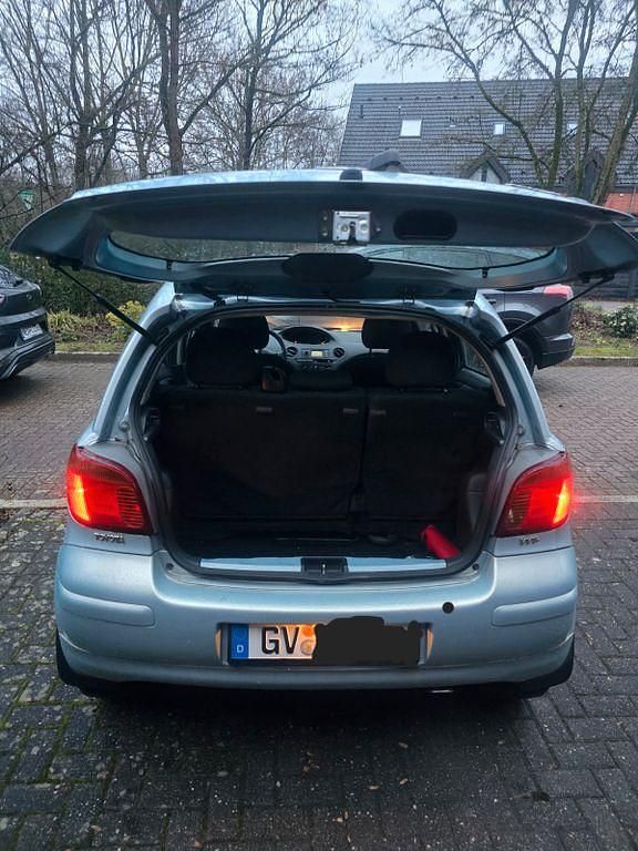 Gebraucht Toyota Yaris 65 PS (47 kW) 2004 Blau Limousine