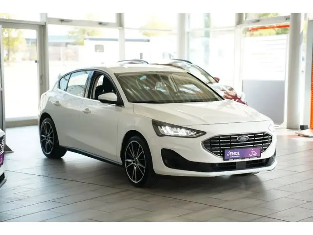Gebraucht Ford Focus Titanium 125 PS (91 kW) 2022 Frozen white Limousine