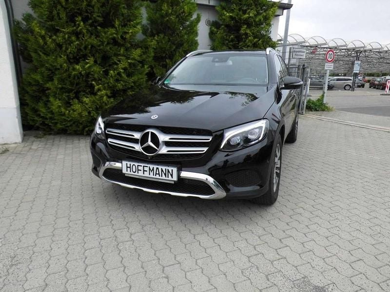 Obsidianschwarz metalliclack Gebraucht 2018 Mercedes GLC220 SUV | 25.980 € (Guter Preis) - Bild 1/4