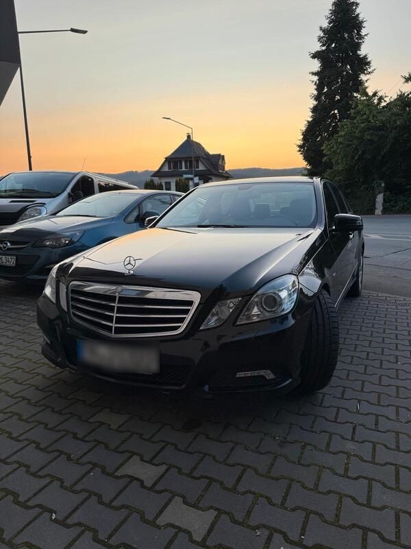 Schwarz Gebraucht 2009 Mercedes E220 Limousine | 7.750 € (Superpreis) - Bild 1/4