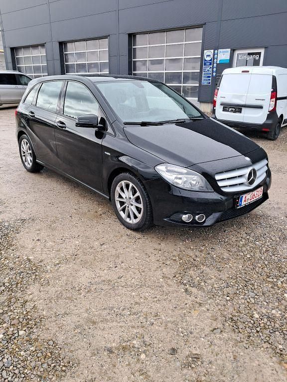 Gebraucht Mercedes B180 122 PS (89 kW) 2012 Schwarz Van / Kleinbus