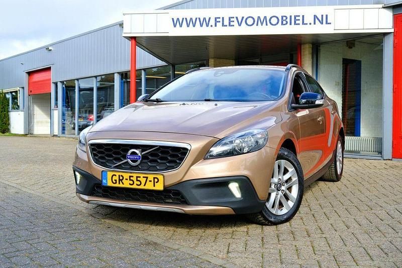 Braun Gebraucht 2014 Volvo V40 CC Kinetic Kombi | 7.750 € (Fairer Preis) - Bild 1/4