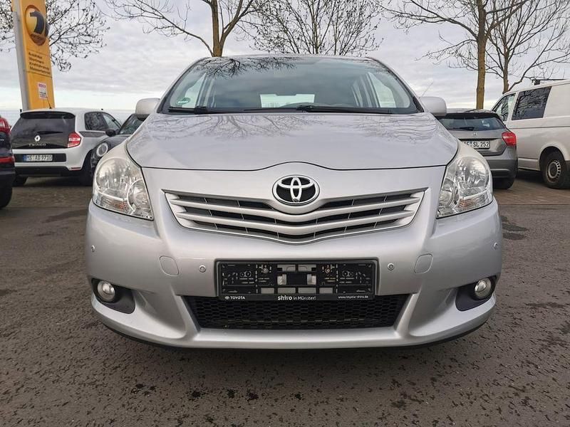 Gebraucht Toyota Verso Travel 147 PS (108 kW) 2013 Silber Van / Kleinbus