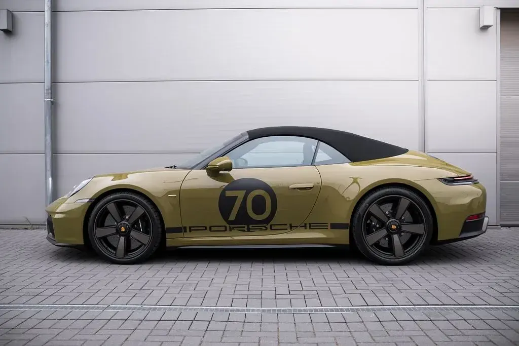 Neu Porsche 992 485 PS (356 kW) 2025 Grün Cabrio