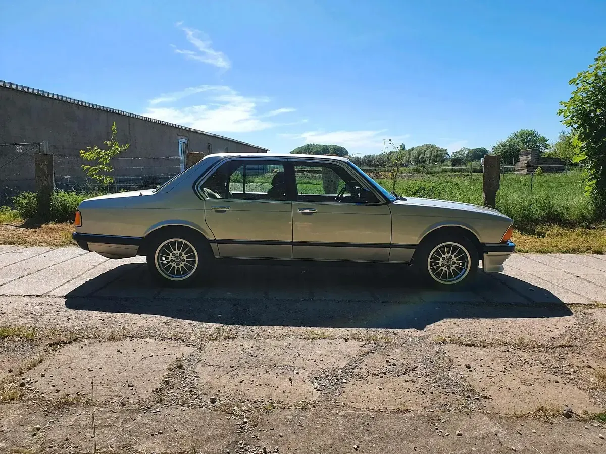Gebraucht BMW 735 218 PS (160 kW) 1983 Gold Limousine