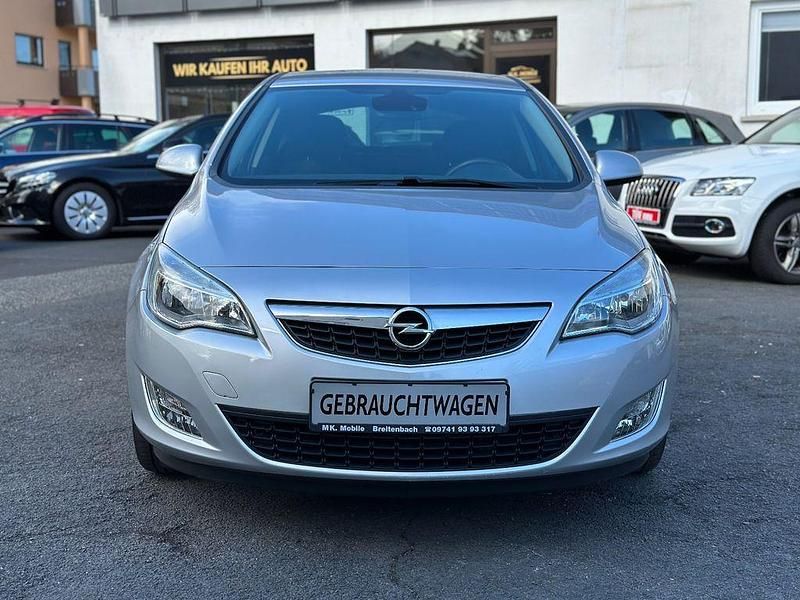 Gebraucht Opel Astra Design Edition 116 PS (85 kW) 2011 Silber Limousine