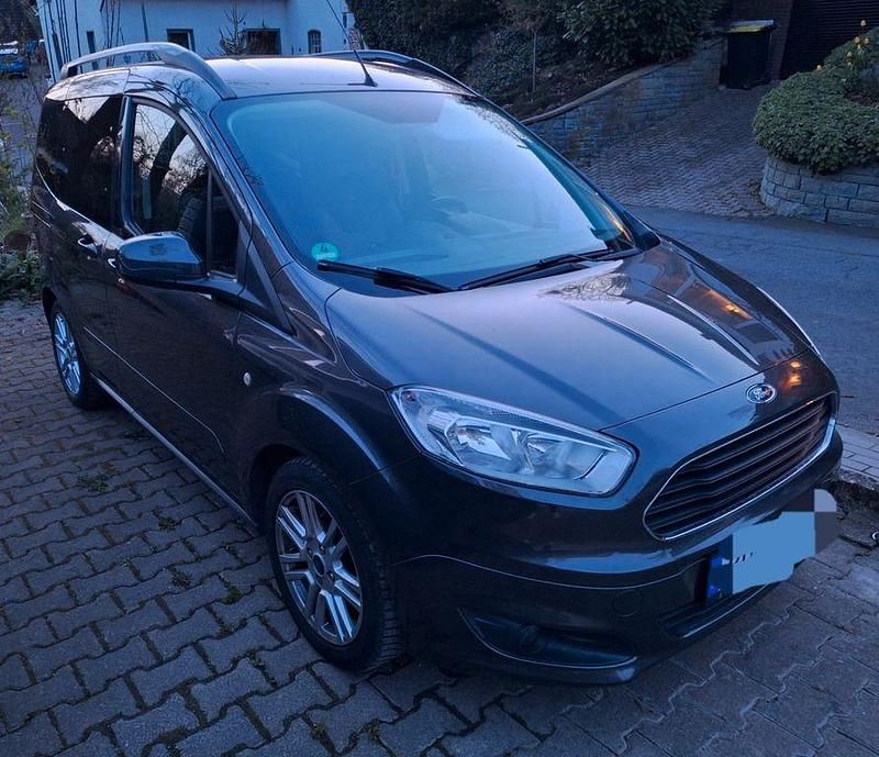 Gebraucht Ford Tourneo Courier Titanium 101 PS (74 kW) 2018 Grau Van / Kleinbus