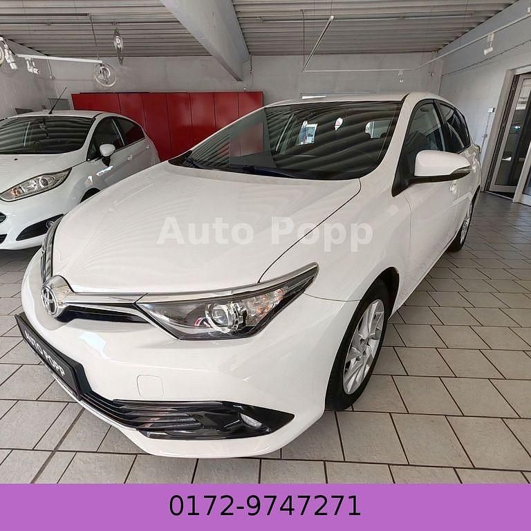Weiß Gebraucht 2017 Toyota Auris Comfort Limousine | 9.899 € (Fairer Preis) - Bild 1/4