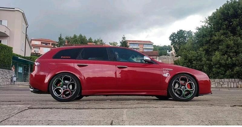Rot Gebraucht 2011 Alfa Romeo 159 Kombi | 9.999 € - Bild 1/4
