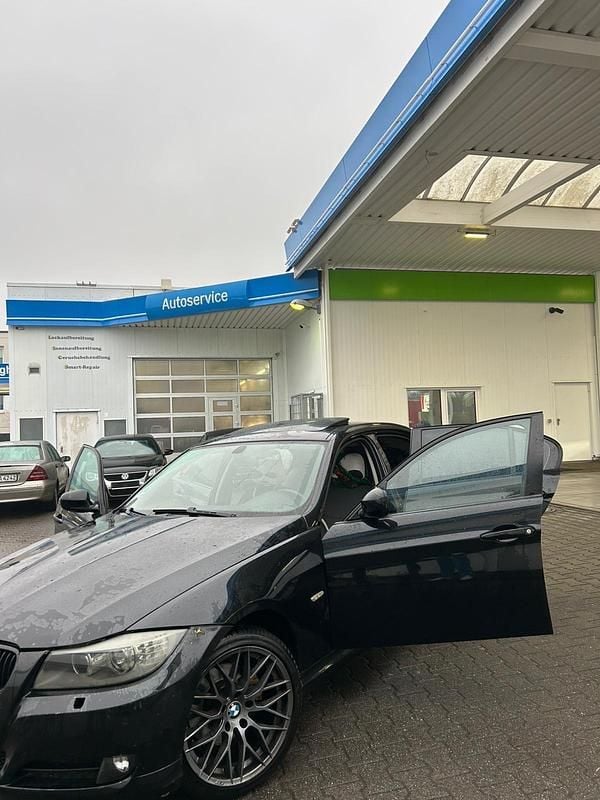 Gebraucht BMW 320 177 PS (130 kW) 2009 Schwarz Limousine