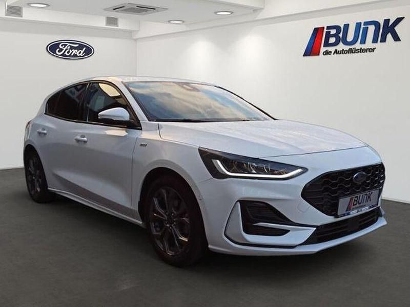 Gebraucht Ford Focus ST-Line 125 PS (91 kW) 2023 Frozen white (pn3gz) Limousine