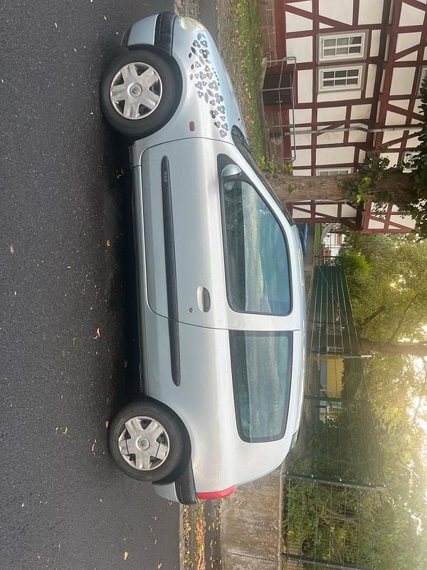 Grau Gebraucht 2000 Renault Clio II Kleinwagen | 800 € - Bild 1/4