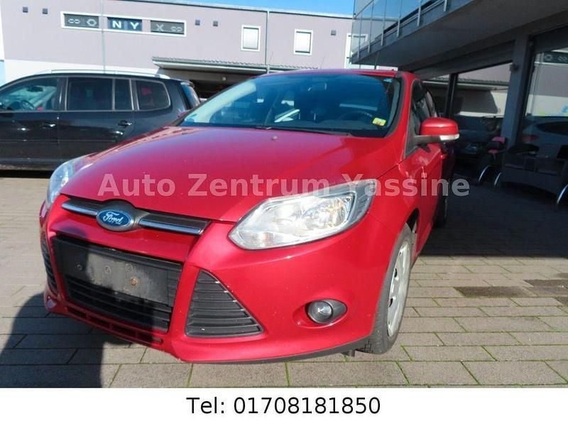 Rot Gebraucht 2011 Ford Focus Trend Limousine | 3.300 € (Fairer Preis) - Bild 1/4