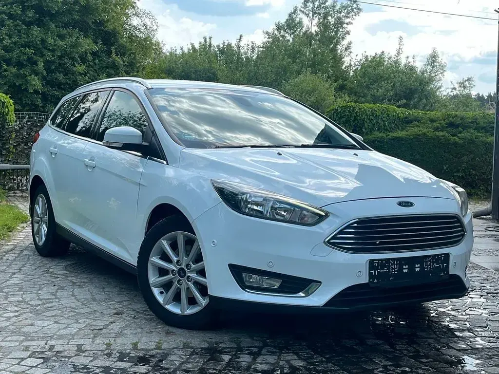 Gebraucht Ford Focus Titanium 125 PS (91 kW) 2017 Weiß Limousine