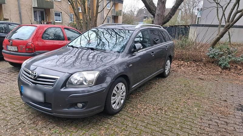 Gebraucht Toyota Avensis 177 PS (130 kW) 2012 Grau Kombi