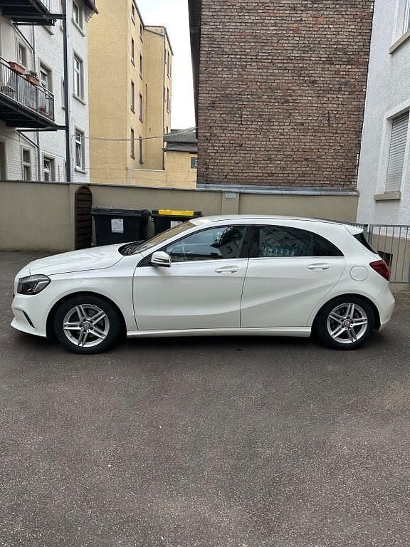 Gebraucht Mercedes A180 Style 122 PS (89 kW) 2015 Weiß Limousine