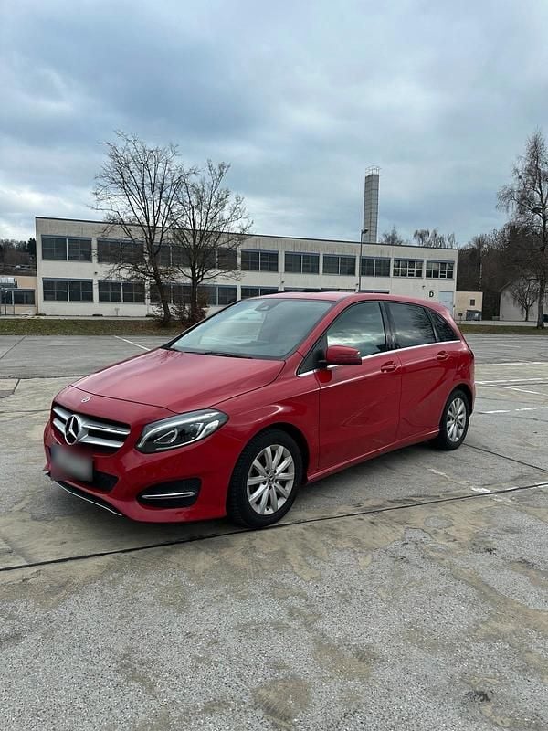 Gebraucht Mercedes B180 109 PS (80 kW) 2018 Rot Van / Kleinbus