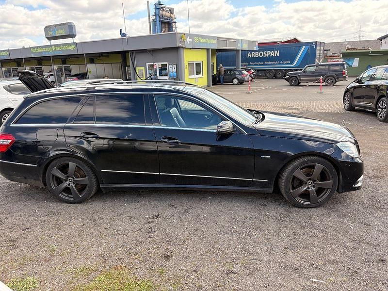 Gebraucht Mercedes E220 170 PS (125 kW) 2010 Schwarz Kombi