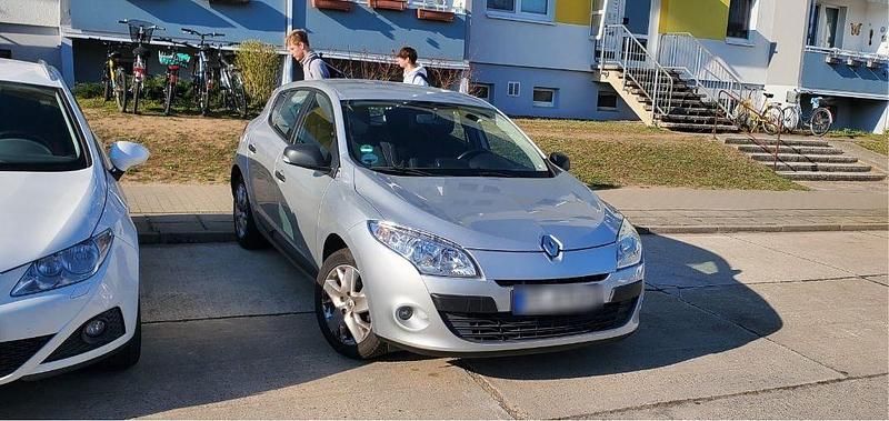 Gebraucht Renault Mégane 110 PS (80 kW) 2012 Silber Limousine