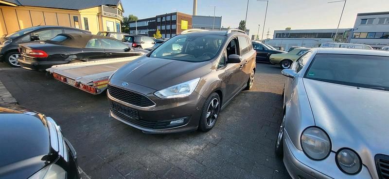 Braun Gebraucht 2017 Ford Grand C-Max Van / Kleinbus | 8.900 € (Guter Preis) - Bild 1/4