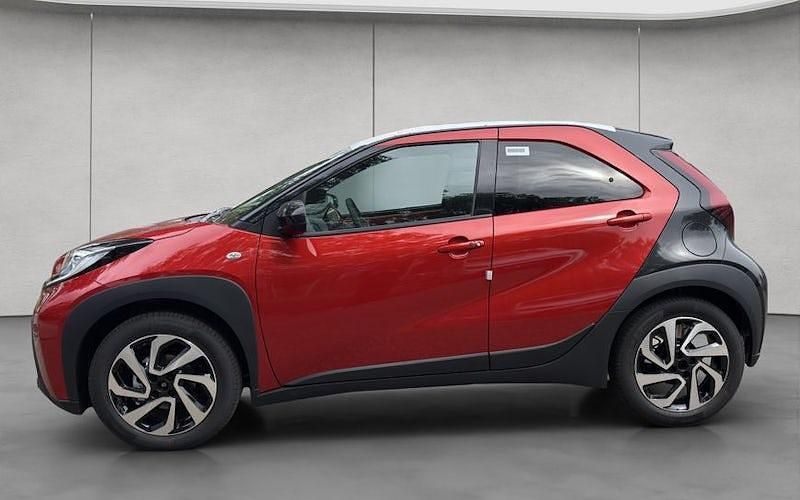 Neu Toyota Aygo X Play 72 PS (52 kW) 2025 Beige SUV