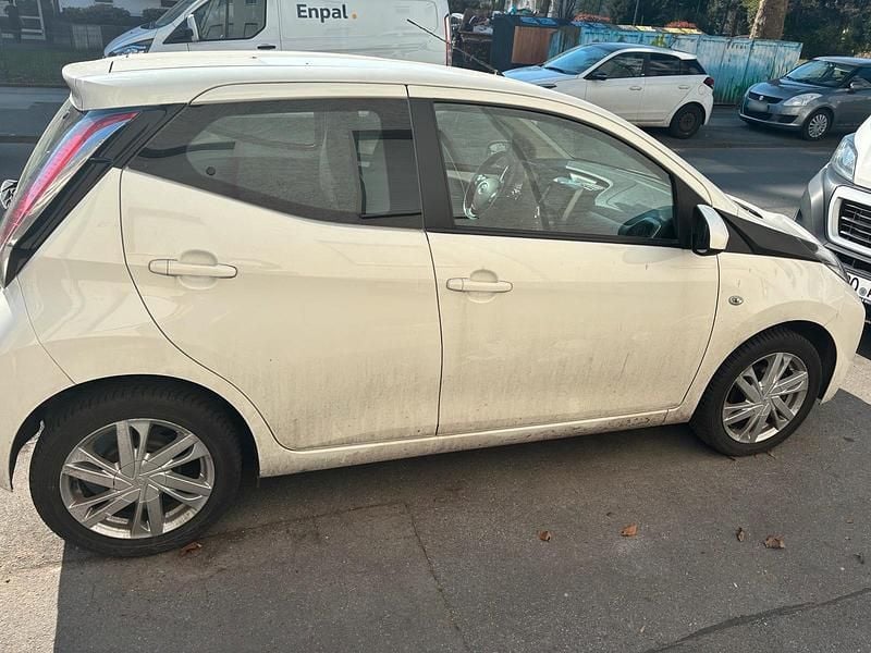 Gebraucht Toyota Aygo X-play 70 PS (51 kW) 2017 Weiß Kleinwagen