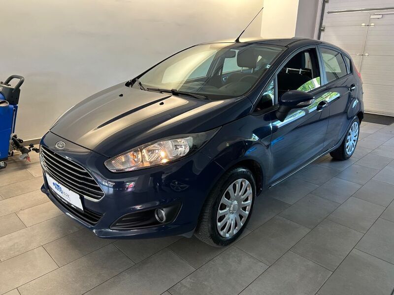 Blau Gebraucht 2015 Ford Fiesta Trend Kleinwagen | 3.980 € (Teuer) - Bild 1/4