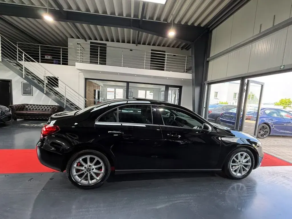 Gebraucht Mercedes A180 116 PS (85 kW) 2021 Schwarz Limousine