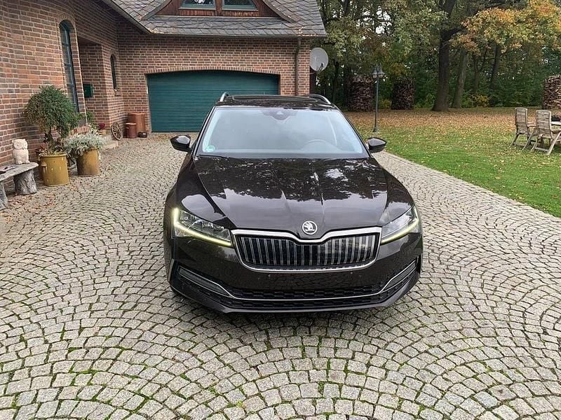 Braun Gebraucht 2020 Skoda Superb Ambition Kombi | 13.399 € - Bild 1/4