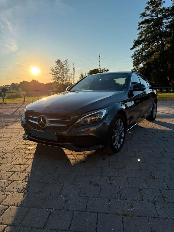Grau Gebraucht 2015 Mercedes C180 Avantgarde Limousine | 17.950 € (Fairer Preis) - Bild 1/4