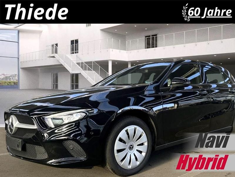 Nachtschwarz Gebraucht 2022 Mercedes A250 Limousine | 21.850 € (Superpreis) - Bild 1/3