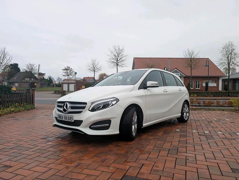 Weiß Gebraucht 2016 Mercedes B200 Van / Kleinbus | 13.500 € (Etwas zu teuer) - Bild 1/4