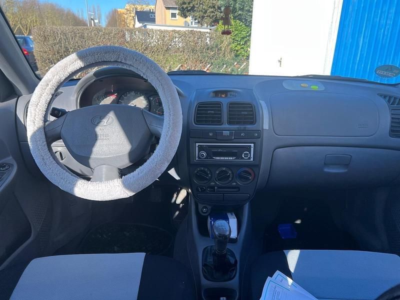 Gebraucht Hyundai Accent 86 PS (63 kW) 2004 Silber Limousine