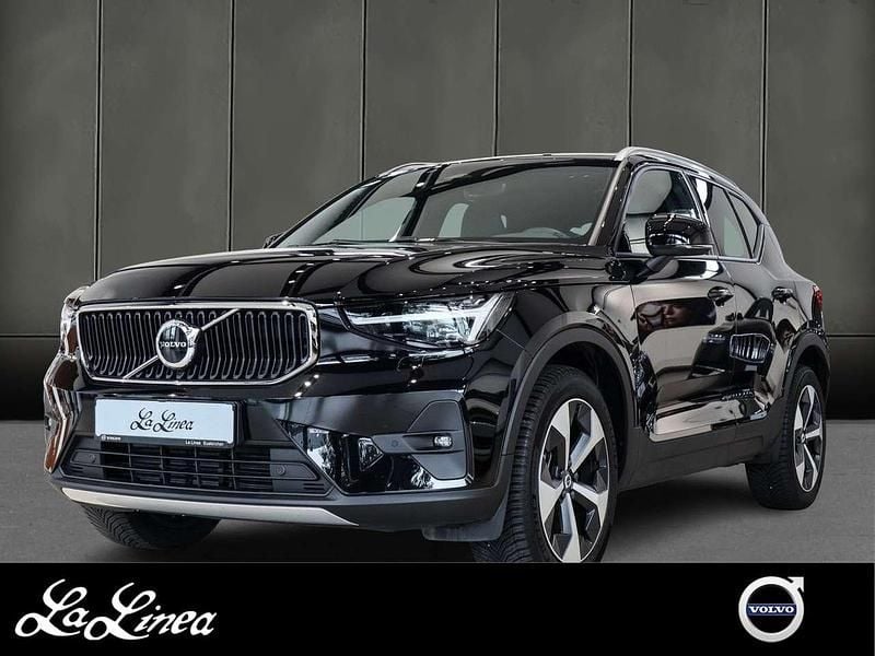 717 onyx black (metallic) Gebraucht 2024 Volvo XC40 Core SUV | 34.490 € (Guter Preis) - Bild 1/3