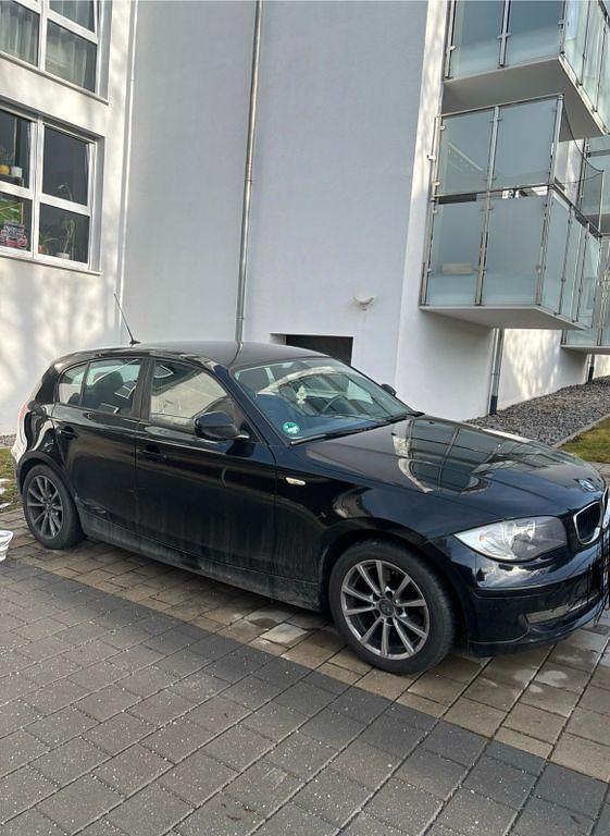 Gebraucht BMW 116 122 PS (89 kW) 2010 Schwarz Kleinwagen