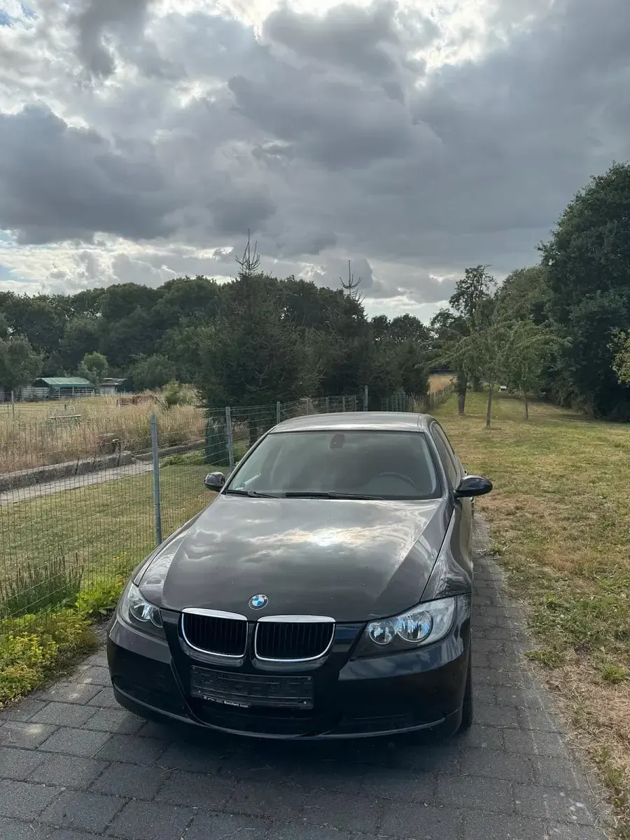 Gebraucht BMW 318 Basis 143 PS (105 kW) 2007 Schwarz Limousine