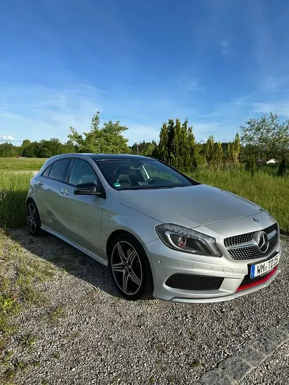Używany Mercedes A250 211 KM (155 kW) 2012 Srebrny Sedan/Limuzyna