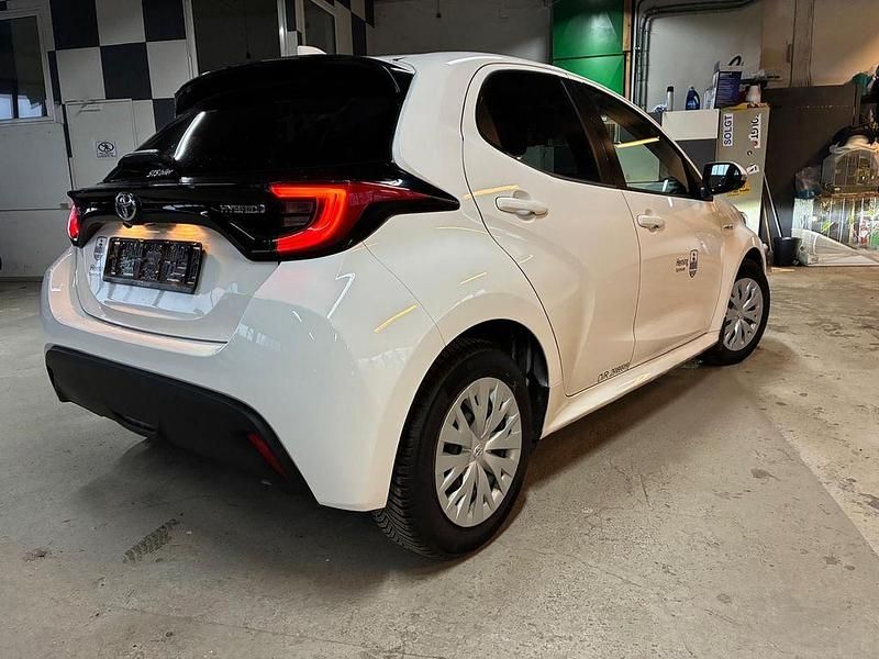 Gebraucht Toyota Yaris Hybrid Comfort 92 PS (67 kW) 2021 Weiß Limousine