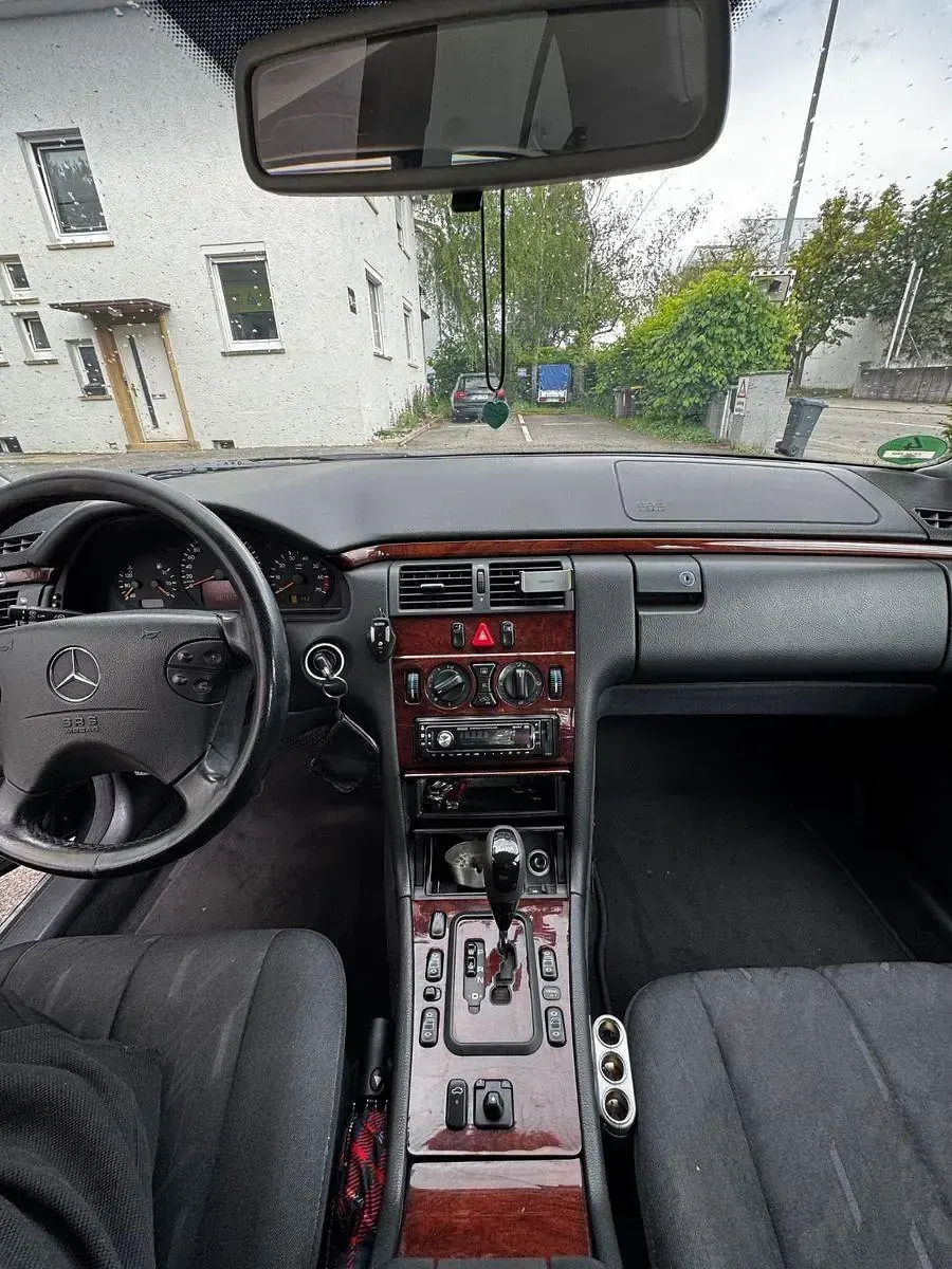 Gebraucht Mercedes E200 Classic 163 PS (119 kW) 2001 Schwarz Limousine