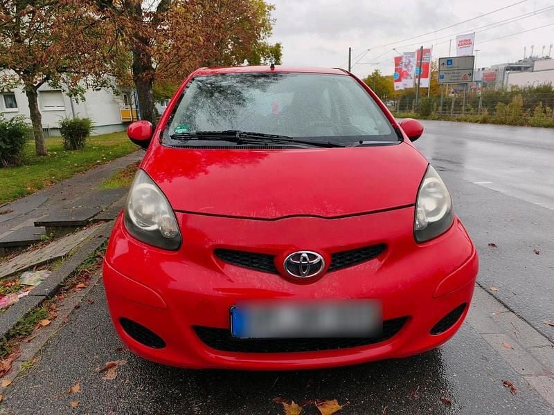 Rot Gebraucht 2009 Toyota Aygo Kleinwagen | 1.000 € (Superpreis) - Bild 1/4