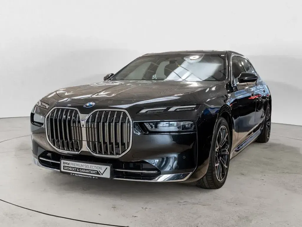 Gebraucht BMW 750e Sport Line 489 PS (359 kW) 2023 Saphirschwarz Limousine