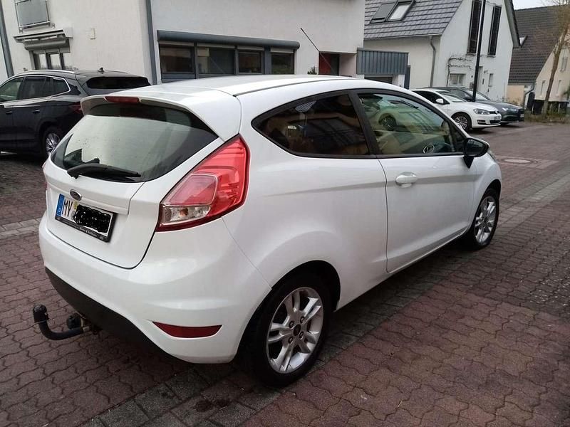 Gebraucht Ford Fiesta 82 PS (60 kW) 2014 Weiß Kleinwagen