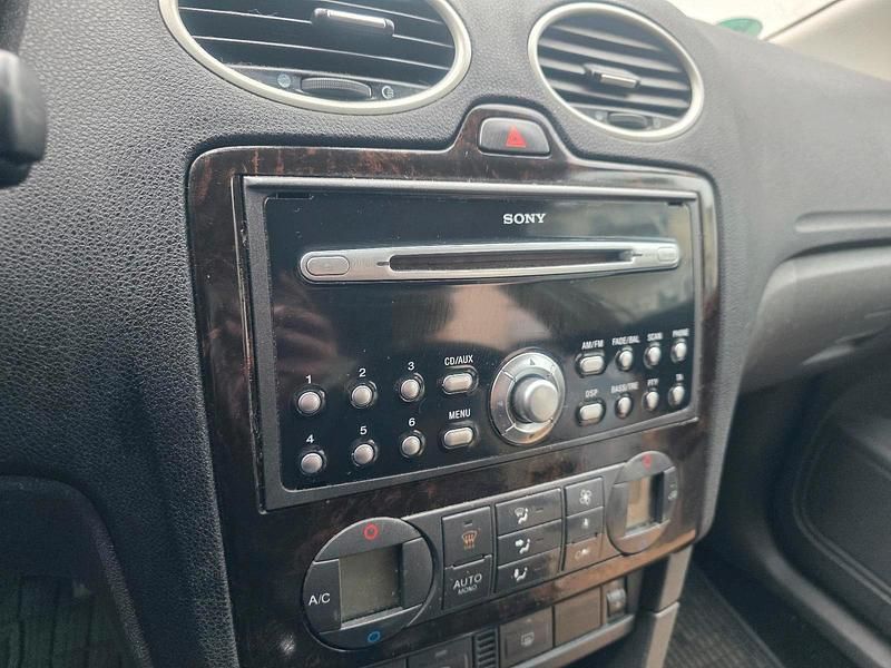 Gebraucht Ford Focus 100 PS (73 kW) 2004 Rot Kleinwagen