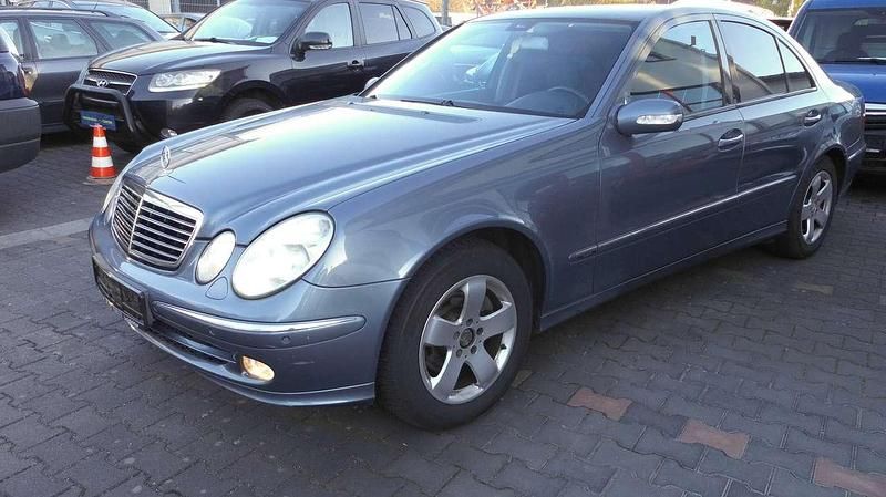 Gebraucht Mercedes E240 Avantgarde 177 PS (130 kW) 2005 Blau Limousine
