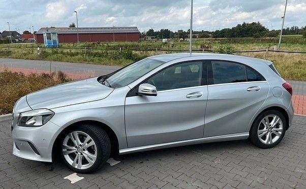Silber Gebraucht 2016 Mercedes A180 Urban Limousine | 15.750 € (Guter Preis) - Bild 1/4